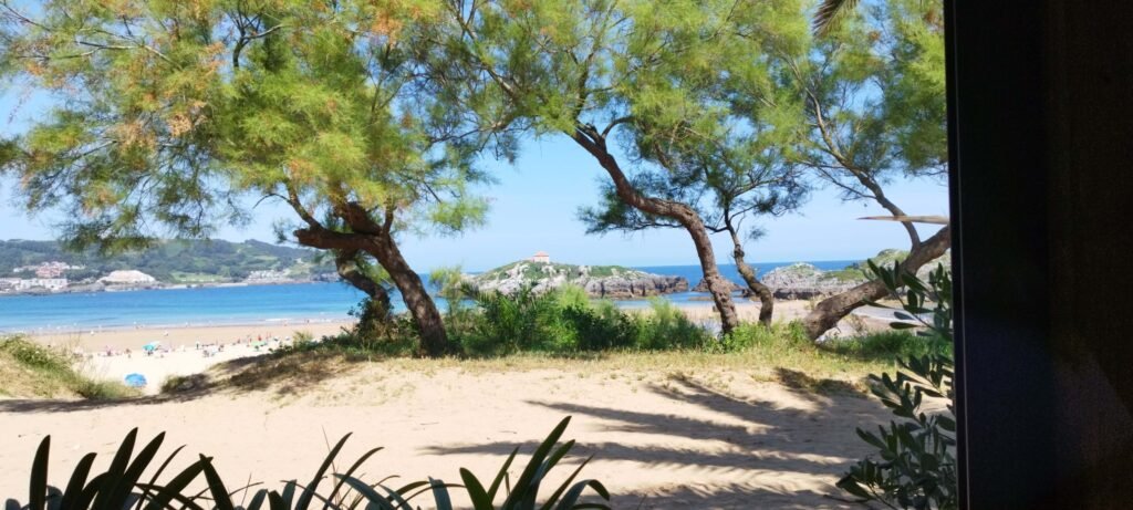 Formas de ganar dinero en 2025 desde casa o la playa.